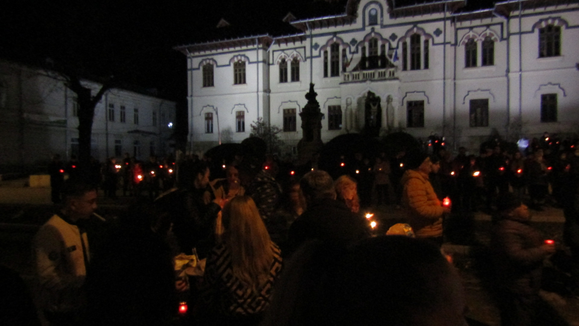 VIDEO Centrul orașului a luminat Mii de oameni la slujba de Înviere